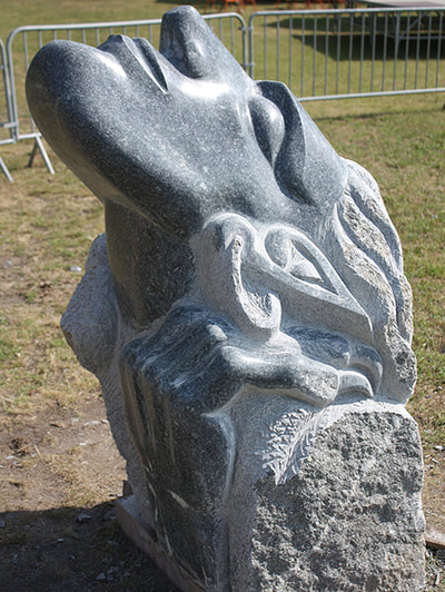 “Demon”, 2013, granite, 140x75x60 cm, Bressuire, France.